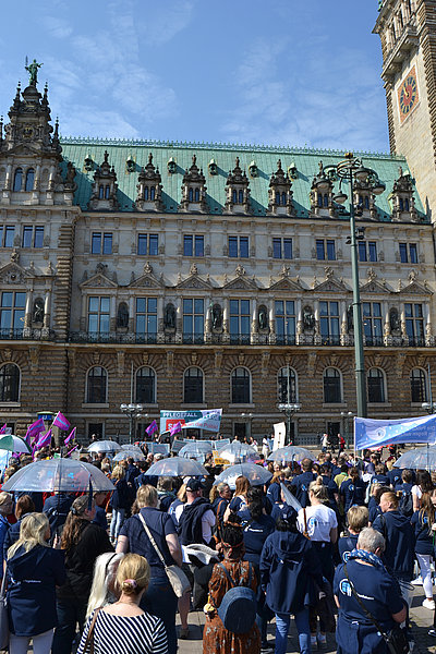 Demonstrierende vo Hamburger Rathaus