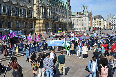 Demonstrierende vor dem Hamburger Rathaus